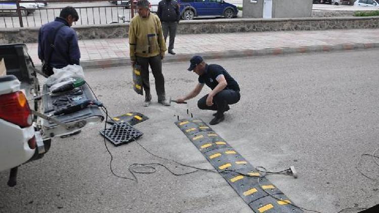 İshakpaşa Sarayı yoluna hız kesiciler yerleştirildi