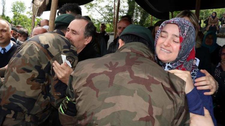 Şehit annesi oğlunun silah arkadaşlarını görünce feryat etti