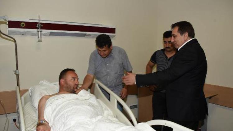 Şanlıurfa Valisi, yaralı polisi  ziyaret etti
