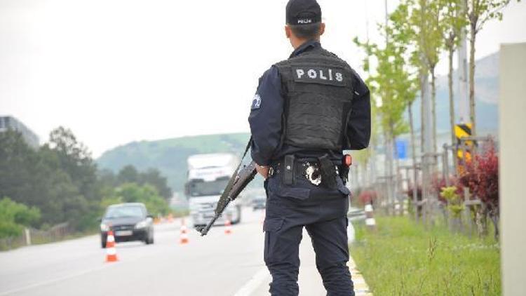 Çorumda trafik polisleri sürücülere leblebi ikram etti