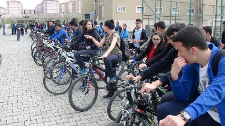 Bisikletli öğrencilerden köy okuluna pastalı sürpriz