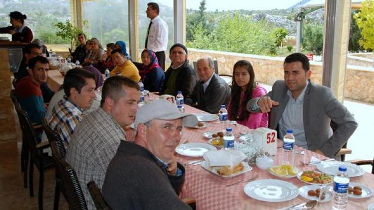 Aksekide engelliler yemekte buluştu