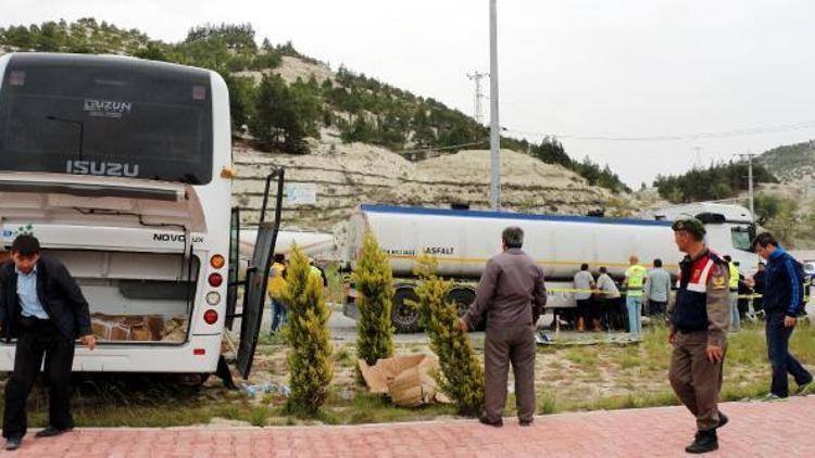 Burdurda tankerle midibüs çarpıştı: 10 yaralı