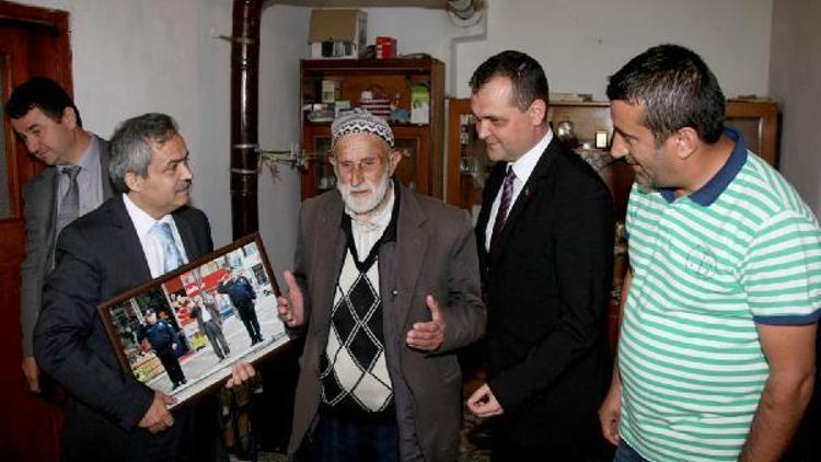 İki polisin arasında selam veren dedeyi duygulandıran hediye