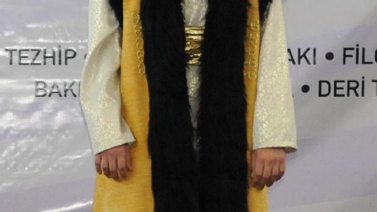 Şarkıcı Emrah’ın oğlu Osmanlı kıyafetleri defilesinde podyuma çıktı
