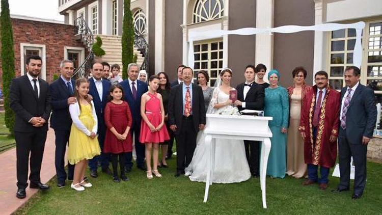 Arınç Manisada nikah şahitliği yaptı