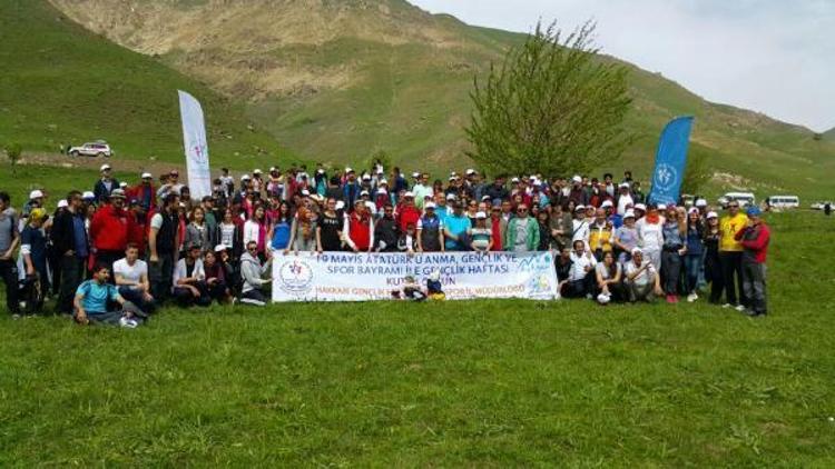 Hakkaride gençlerden doğa yürüyüşü