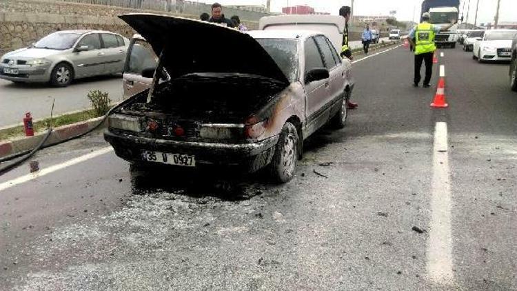 Yanan otomobilden son anda inerek canlarını kurtardılar