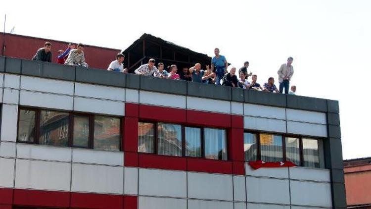 Ücret alamayan madencilerden çatı eylemi