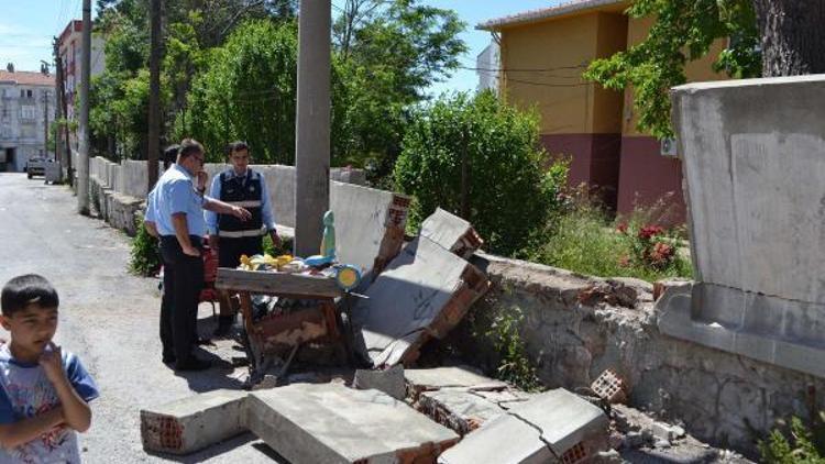 Geliboluda yıkılan okul duvarı korkuttu