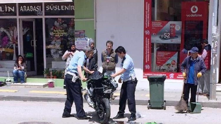 Motosiklet 2 araca çarptı, sürücü ağır yaralı