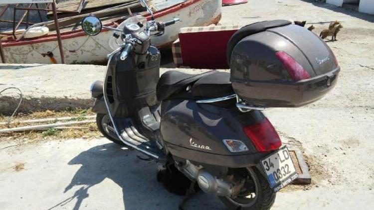 Üzerine motosiklet devrilen Ata Demirer, bacağından yaralandı - ek fotoğraf