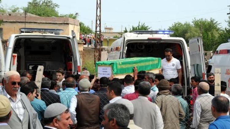 PKKnın bombalı kamyonla katlettiği 13 köylü toprağa verildi