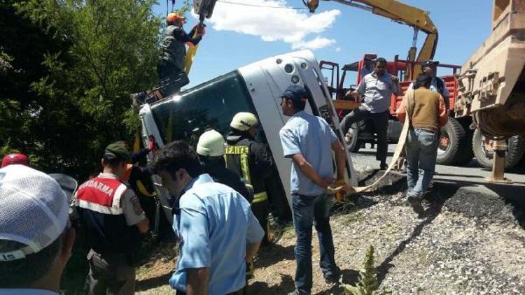 Karaman’da üniversite öğrencileri taşıyan midibüs devrildi: 1 ölü 19 yaralı (YENİDEN)