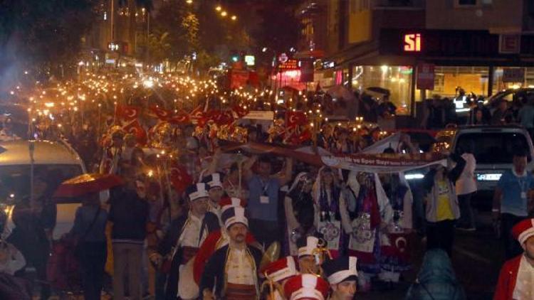 Fener Alayına katılan 3 bin kişi yoğun yağmur altında yürüdü