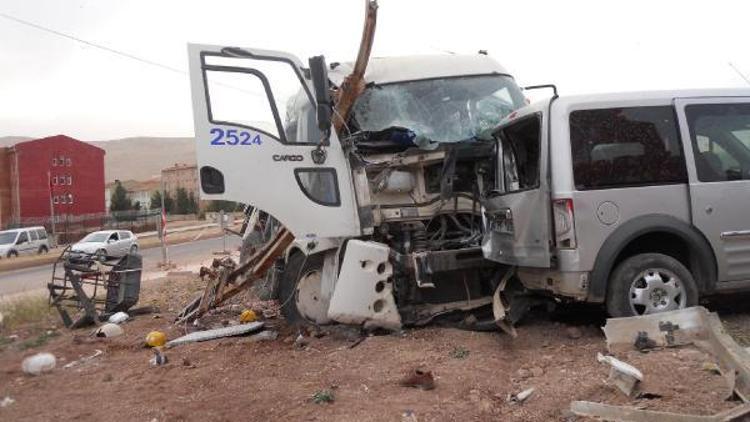 Freni boşalan TIR, elektrik direği ve hafif ticari araca çarparak durdu: 5 yaralı