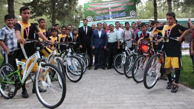 Şanlıurfa’da futbol turnuvasında öğrenciler, hediyelerle evine döndü