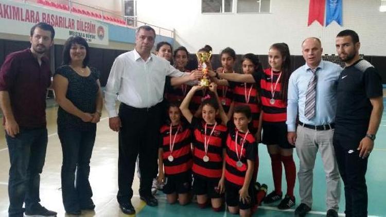 Futsalda şampiyon Dumlupınar Ortaokulu