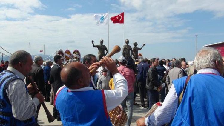 Bandırma’da Kırkpınar Başpehlivanları Acar kardeşlerin heykelleri açıldı