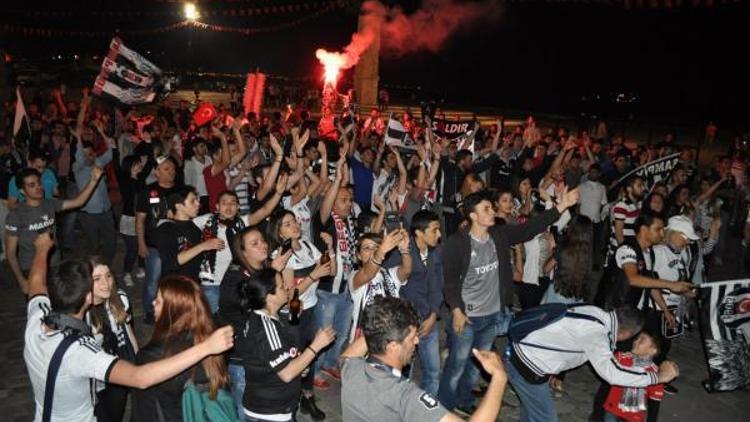 Beşiktaş, İzmirde şampiyonluğu kutladı
