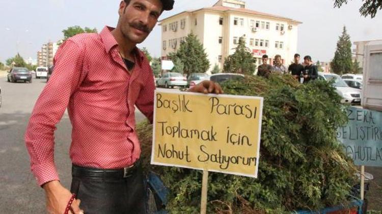 Başlık parası biriktirmek için nohut satıyor