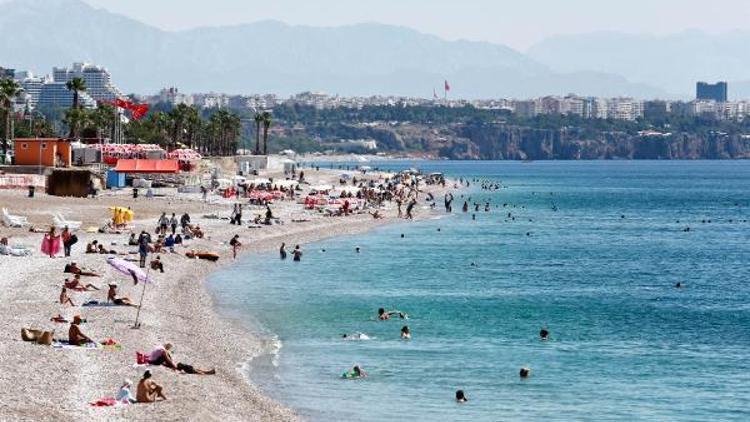 Antalyada tatilciler denize girdi