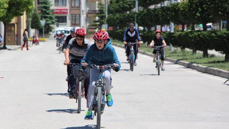 19 Mayıs bisiklet şampiyonasında madalya için yarıştılar