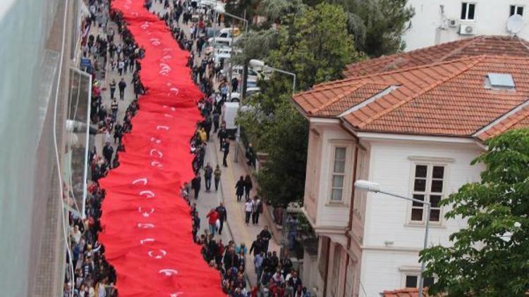 1919 metre uzunluğundaki Türk bayrağı ile Gençlik Yürüyüşü