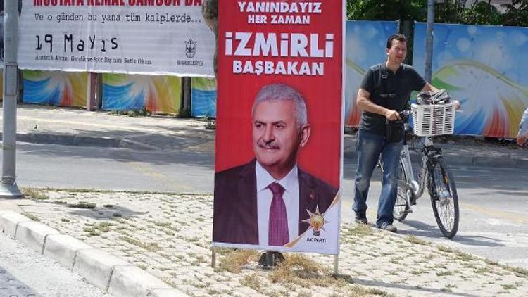 İzmir, Binali Yıldırım afişleriyle donatıldı