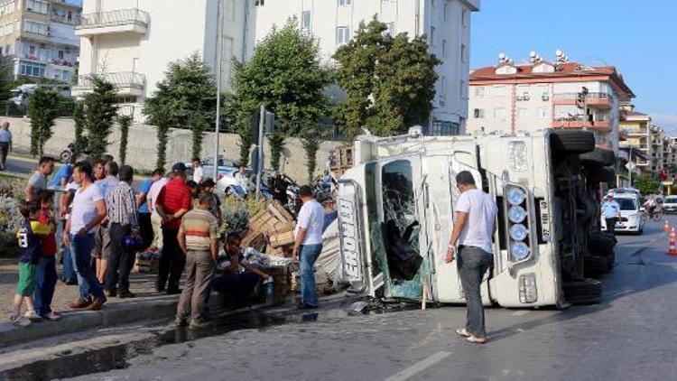 Alanyada sebze yüklü kamyon devrildi