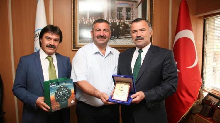 Yolcunun hayatını kurtaran şoföre plaket