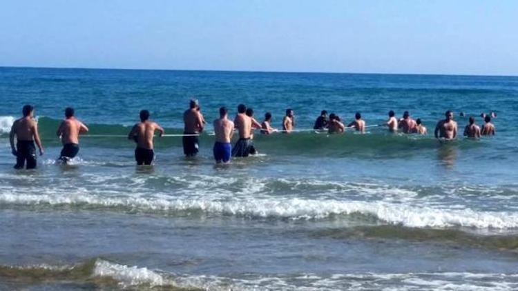 Boğulma tehlikesi geçiren 6 kişi, halatla kıyıya çekildi