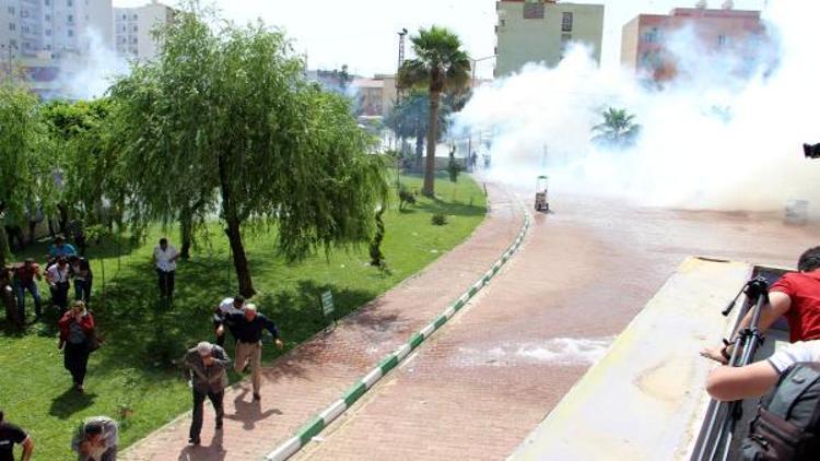 HDPli Yüksekdağın miting yapacağı alanda Türk bayrağı indirilince polis müdahale etti