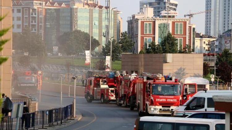 Çağlayandaki İstanbul Adalet Sarayının otoparkında araç yangını
