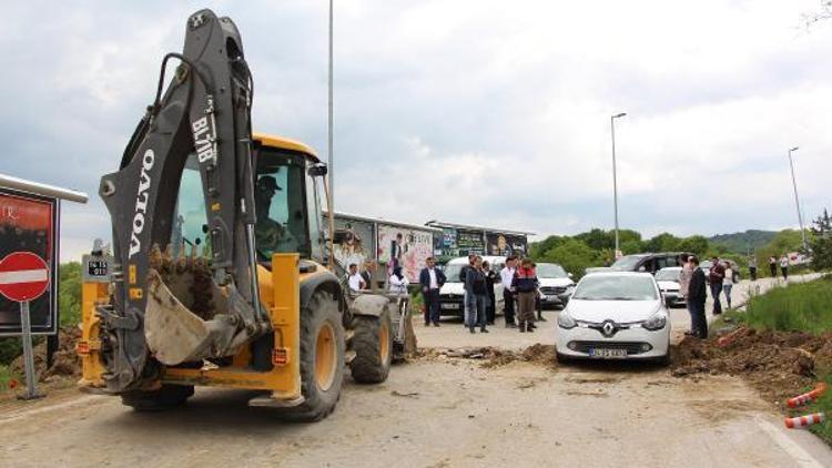 AVM yolunun kazılmasına tepki gösteren esnaf yol kapattı