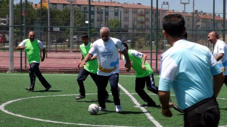 Elazığ Valisi engellilerle futbol oynadı