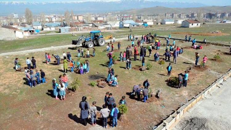 Palandökende minik eller, fidanları toprakla buluşturdu