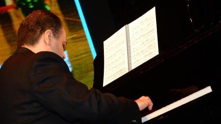 “Geveze Piyanist” Emir Gamsızoğlu, Beylikdüzünde konser verdi