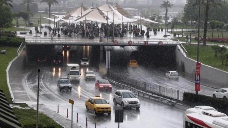 İzmirde sağanak etkili oldu