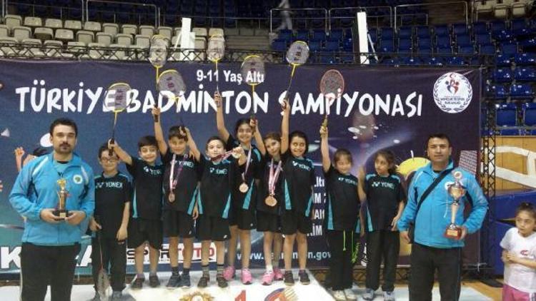 Mamak Badminton Takımı madalyaları topladı