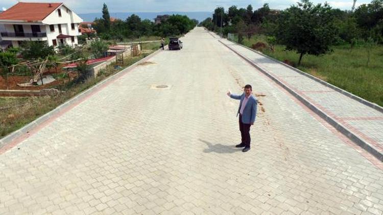 Merkezefendide 1.5 kilometre taş yol