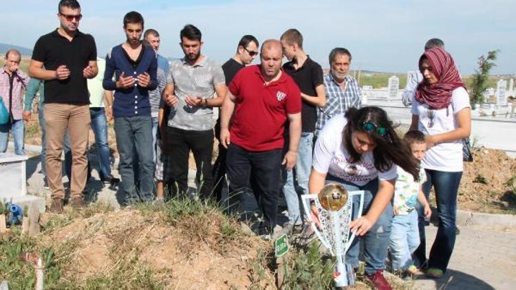 Şampiyonluk kupasını mezarına götürdüler