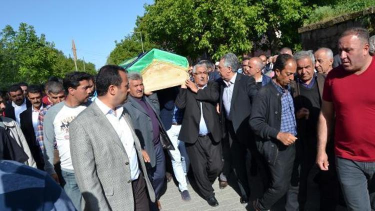 Meclis Başkanı İsmail Kahraman, Ahlatta cenazeye katıldı