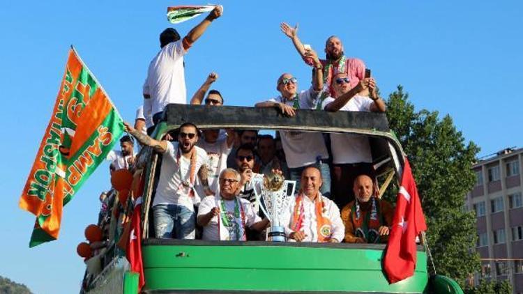 Multigroup Alanyaspor, Süper Lig’i şehir turuyla kutladı