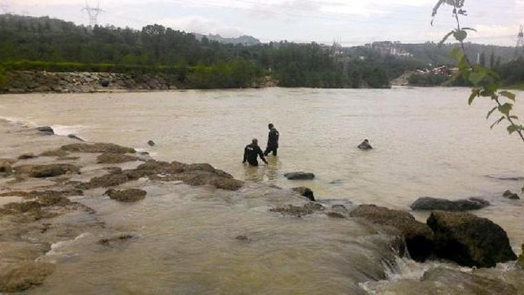 İkizdere deresine düşen biri Gürcistan uyruklu 2 kişi aranıyor