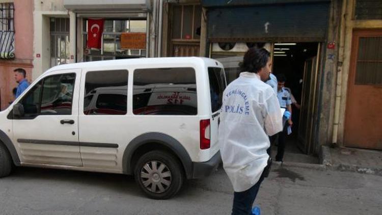 Beyoğlunda bina merdivenlerinde ceset bulundu