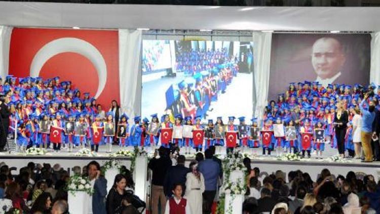 160 minik öğrenci törenle kep attı