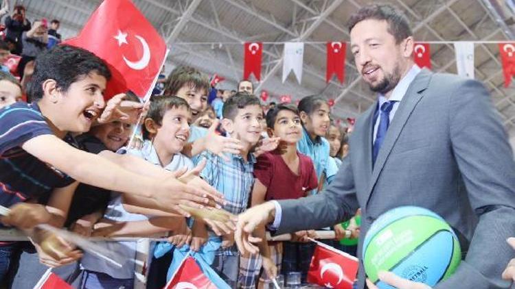 Hidayet Türkoğlu, İzmitte 5 bin basketbol topu dağıtım töreninde