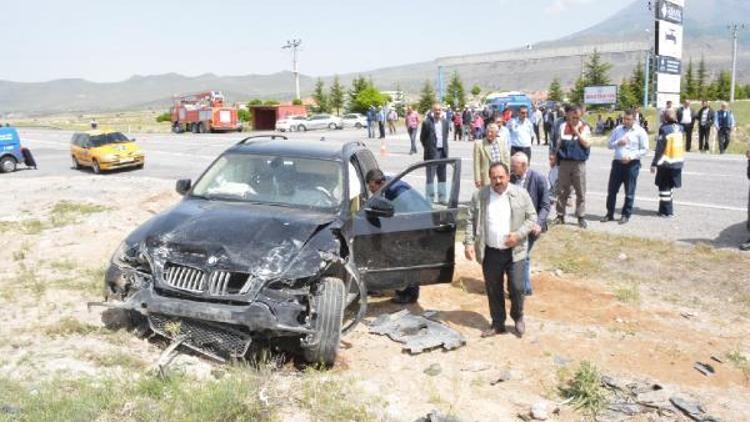 Niğdede iki otomobil çarpıştı: 3 ölü, 3 yaralı