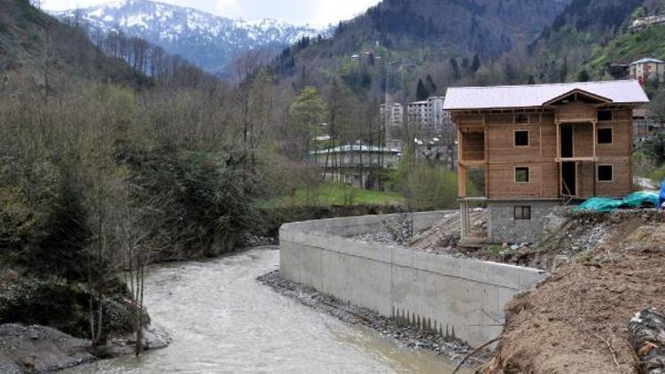 Rize’yi karıştıran taşkın koruma duvarı yıkıldı